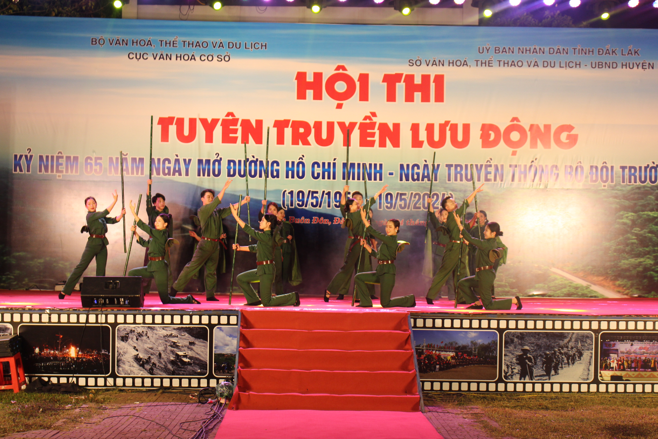 Lưu diễn Hội thi tuyên truyền lưu động kỷ niệm 65 năm Ngày mở đường Hồ Chí Minh - Ngày truyền thống bộ đội Trường Sơn tại huyện Buôn Đôn