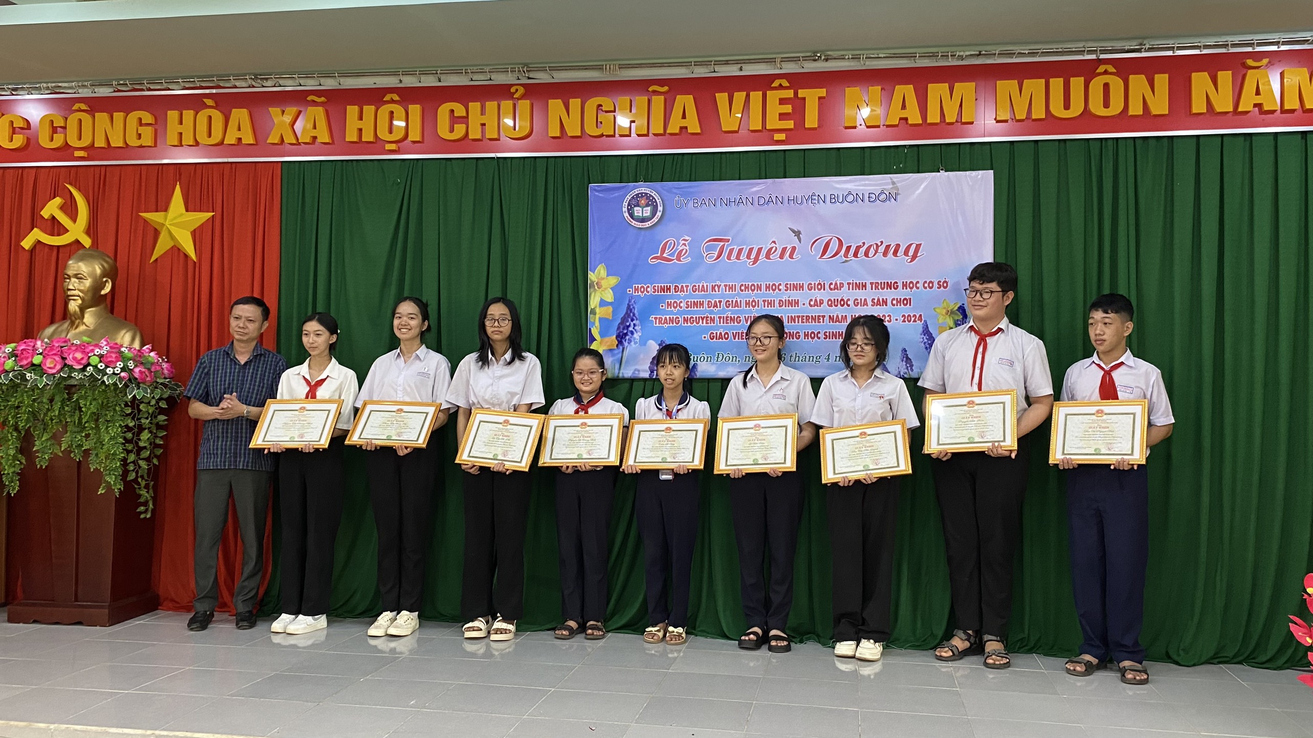 Huyện Buôn Đôn vinh danh học sinh, giáo viên đạt thành tích xuất sắc trong kỳ thi học sinh giỏi tỉnh, quốc gia năm học 2023 – 2024