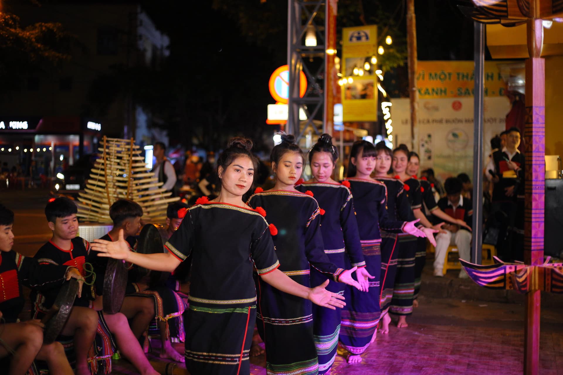 Sôi nổi Ngày hội đổi mới sáng tạo tại Đường sách Cà phê Buôn Ma Thuột