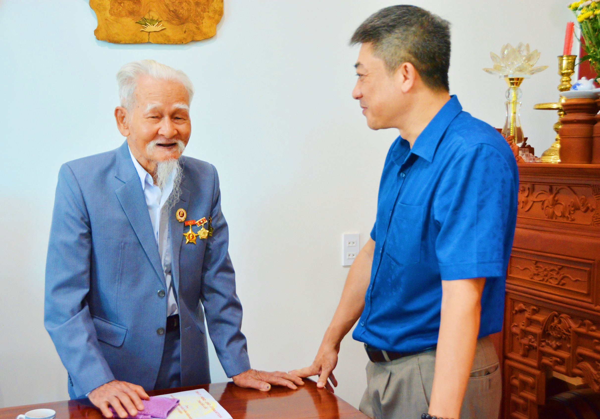 Thăm, tặng quà chiến sĩ Điện Biên trên địa bàn thành phố Buôn Ma Thuột
