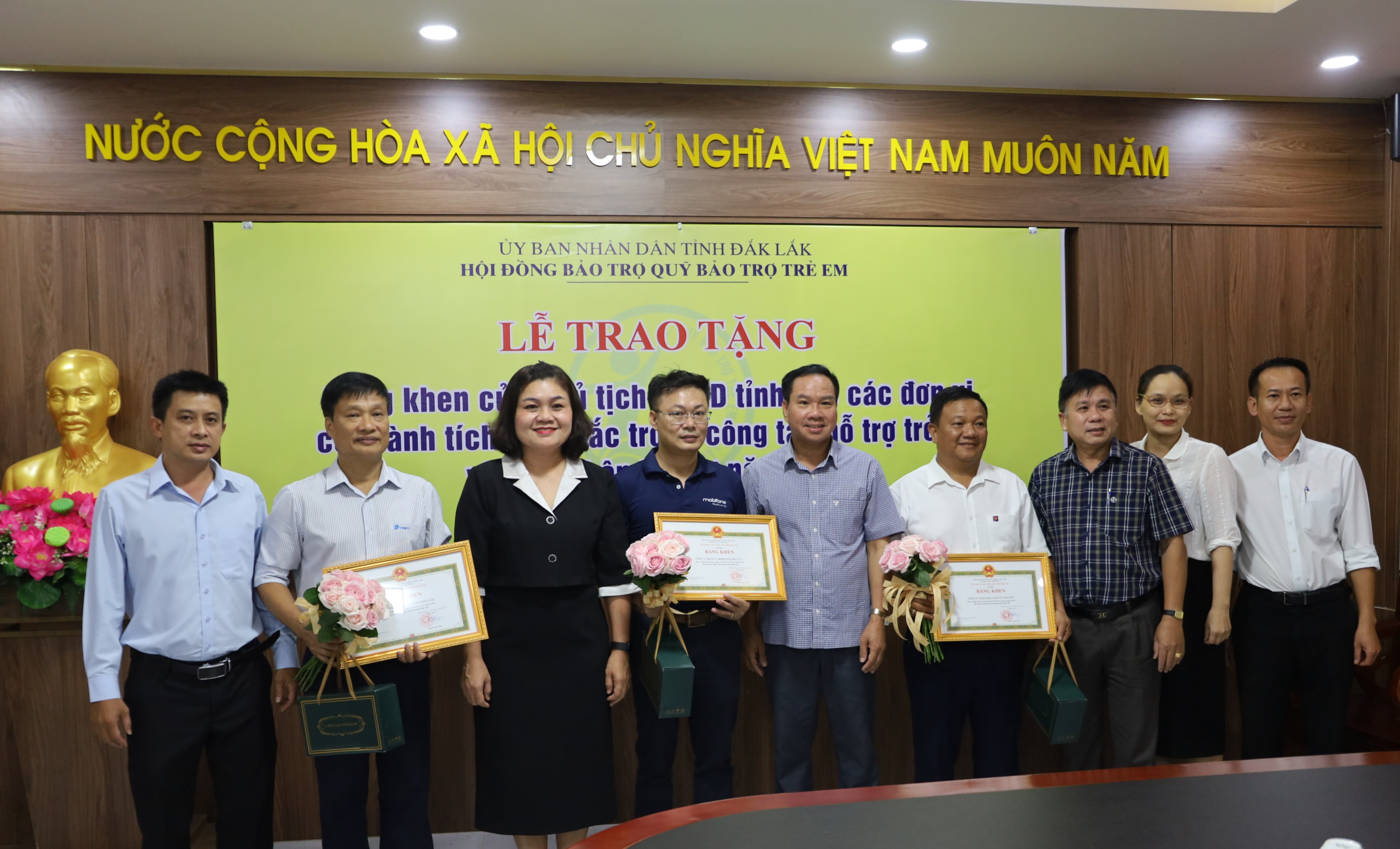 Trao tặng Bằng khen của Chủ tịch UBND tỉnh cho các đơn vị hỗ trợ trẻ em khó khăn