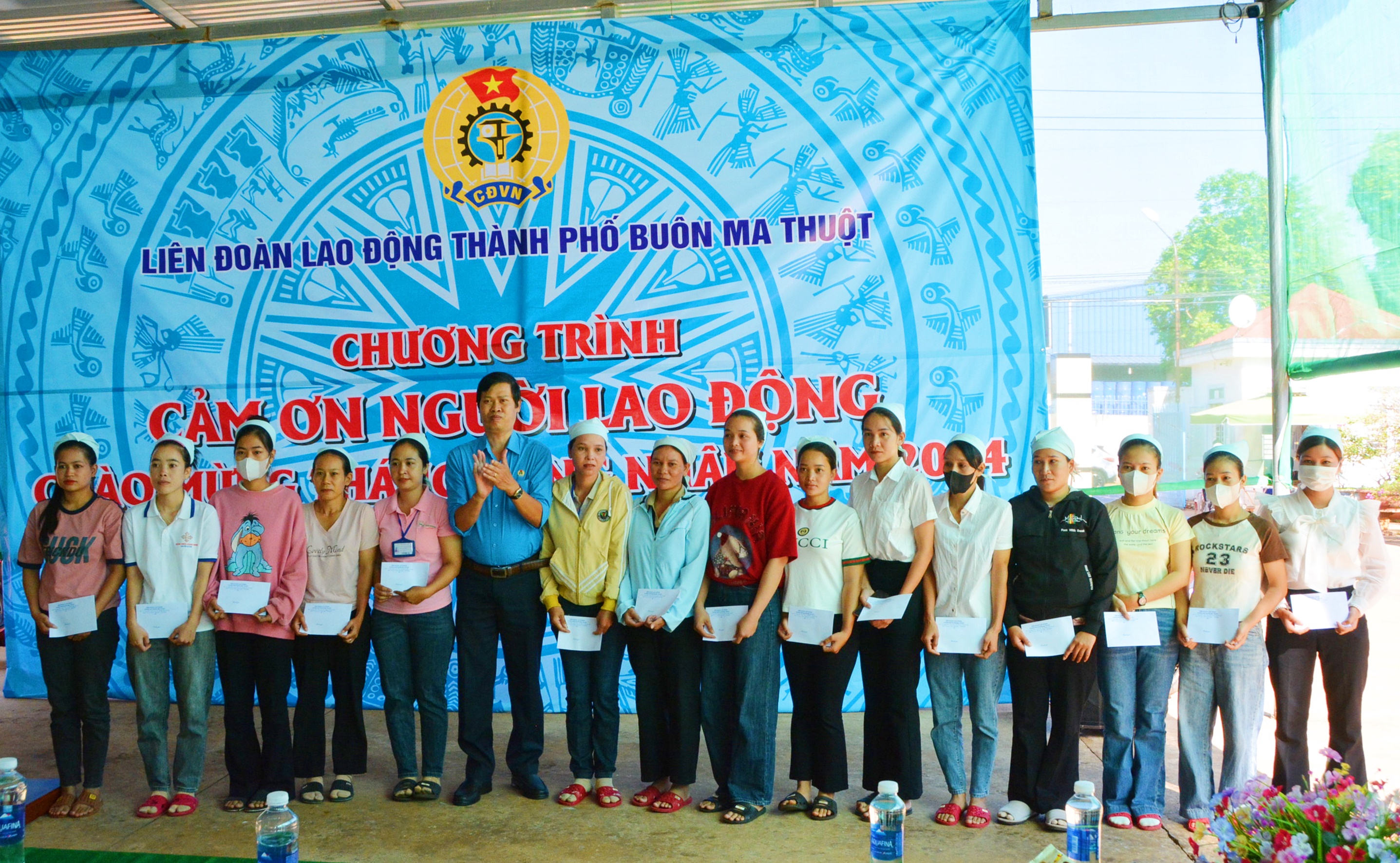 Ấm áp nghĩa tình từ Chương trình “Cảm ơn người lao động”