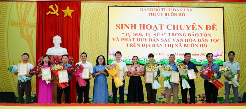 Thị ủy Buôn Hồ sinh hoạt chuyên đề  “Tự soi, tự sửa trong việc bảo tồn và phát huy bản sắc văn hoá các dân tộc”