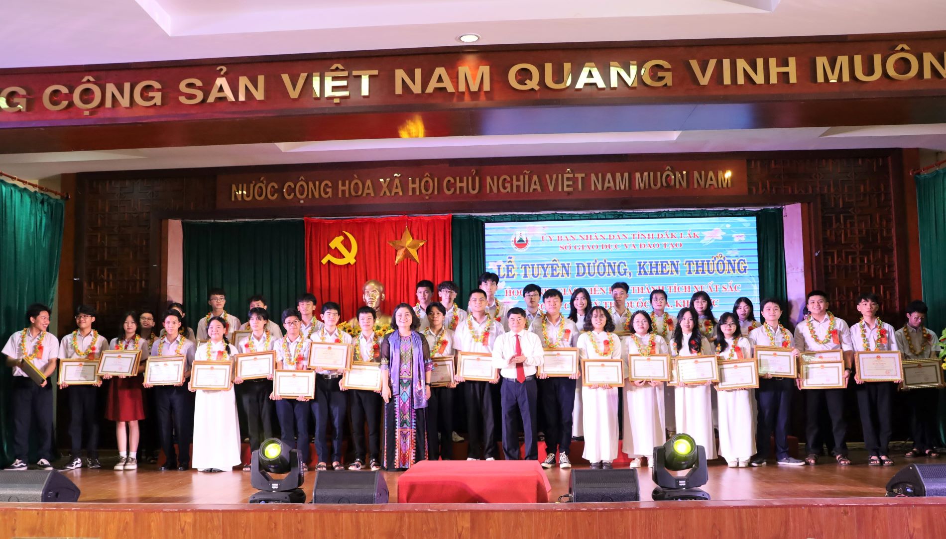 Tuyên dương, khen thưởng học sinh và giáo viên đạt thành tích xuất sắc trong các kỳ thi quốc gia, khu vực