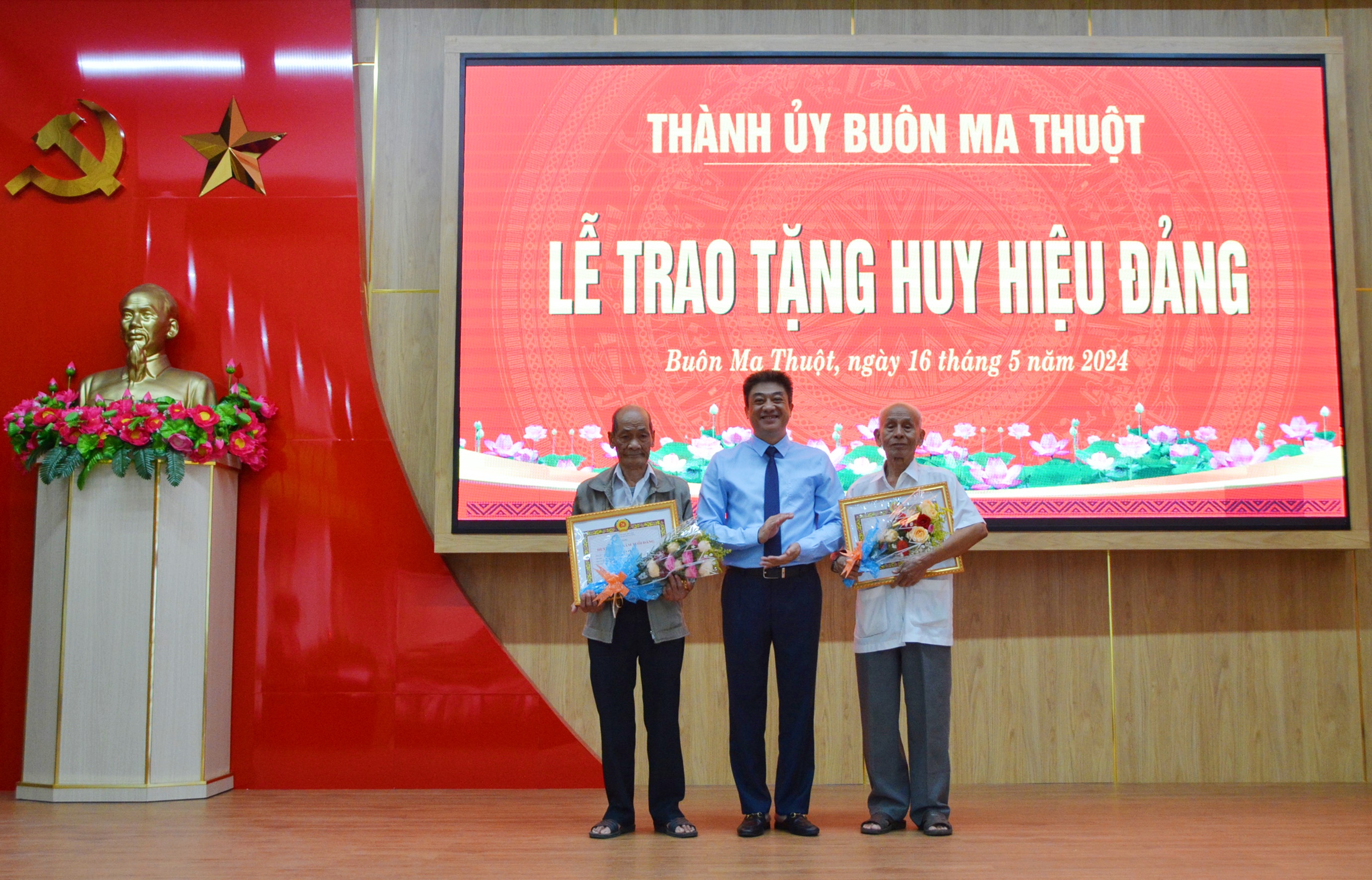 Thành ủy Buôn Ma Thuột trao tặng Huy hiệu Đảng đợt 19/5