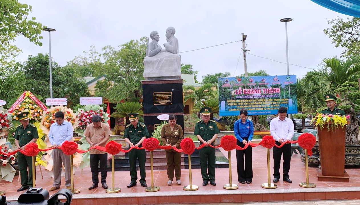 Khánh thành tượng đài “Bác Hồ với chiến sĩ Biên phòng”