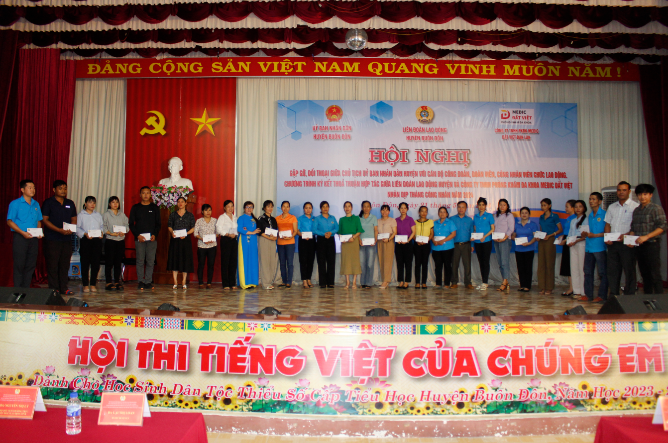 Lãnh đạo huyện Buôn Đôn đối thoại với cán bộ, đoàn viên, người lao động