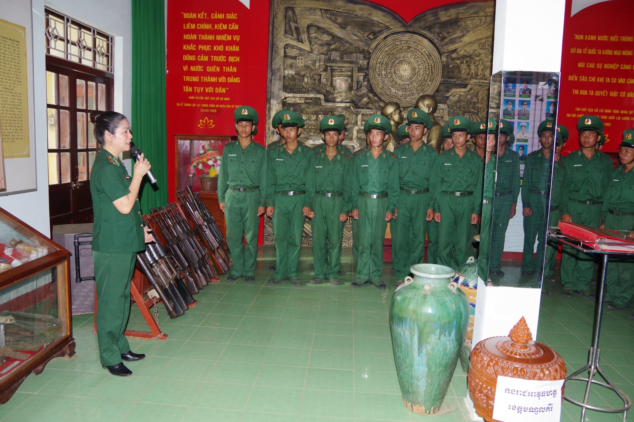 Tổ chức tham quan, học tập truyền thống, lịch sử cho chiến sĩ mới