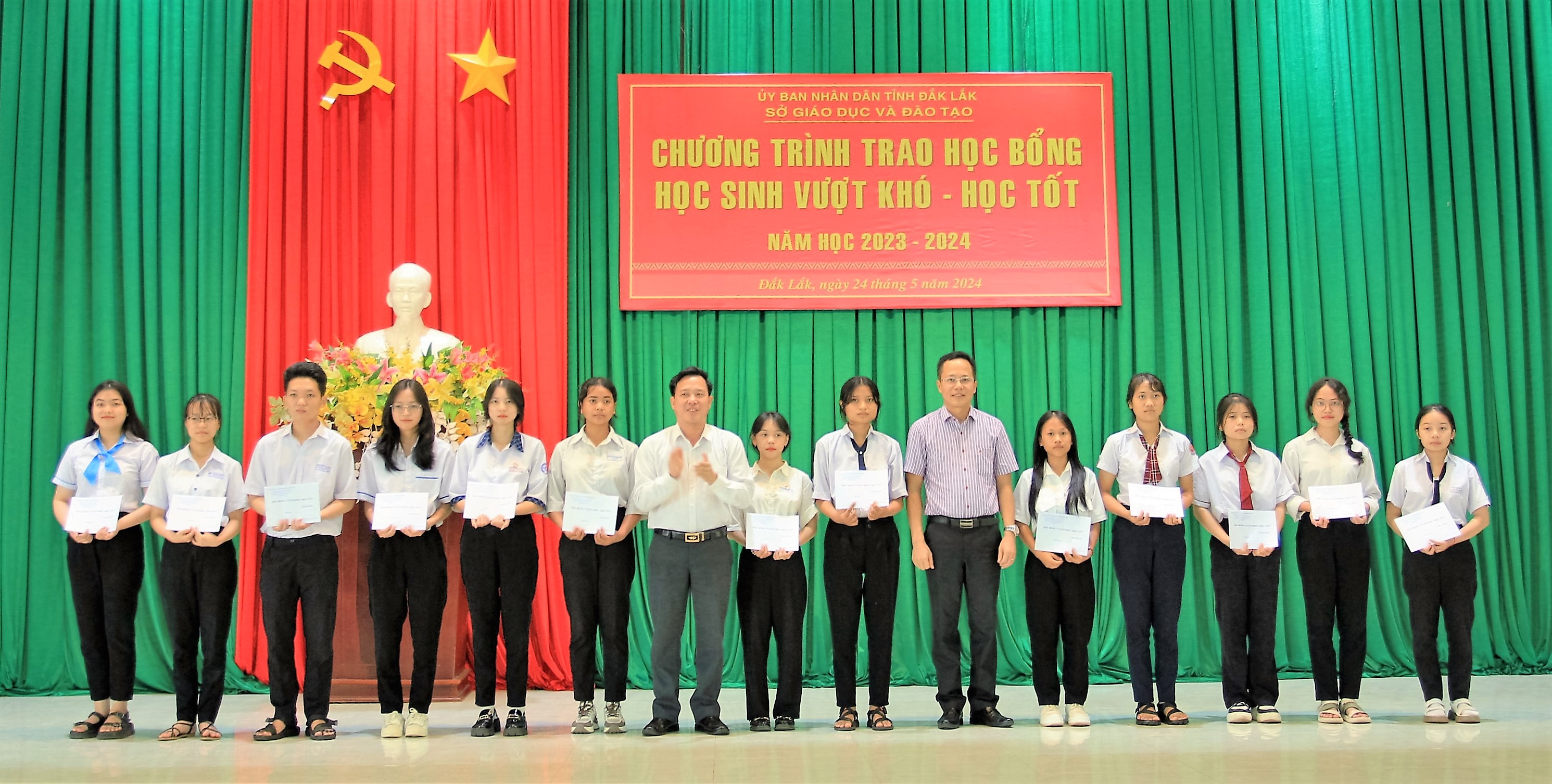 Trao tặng 80 suất học bổng cho học sinh vượt khó - học tốt