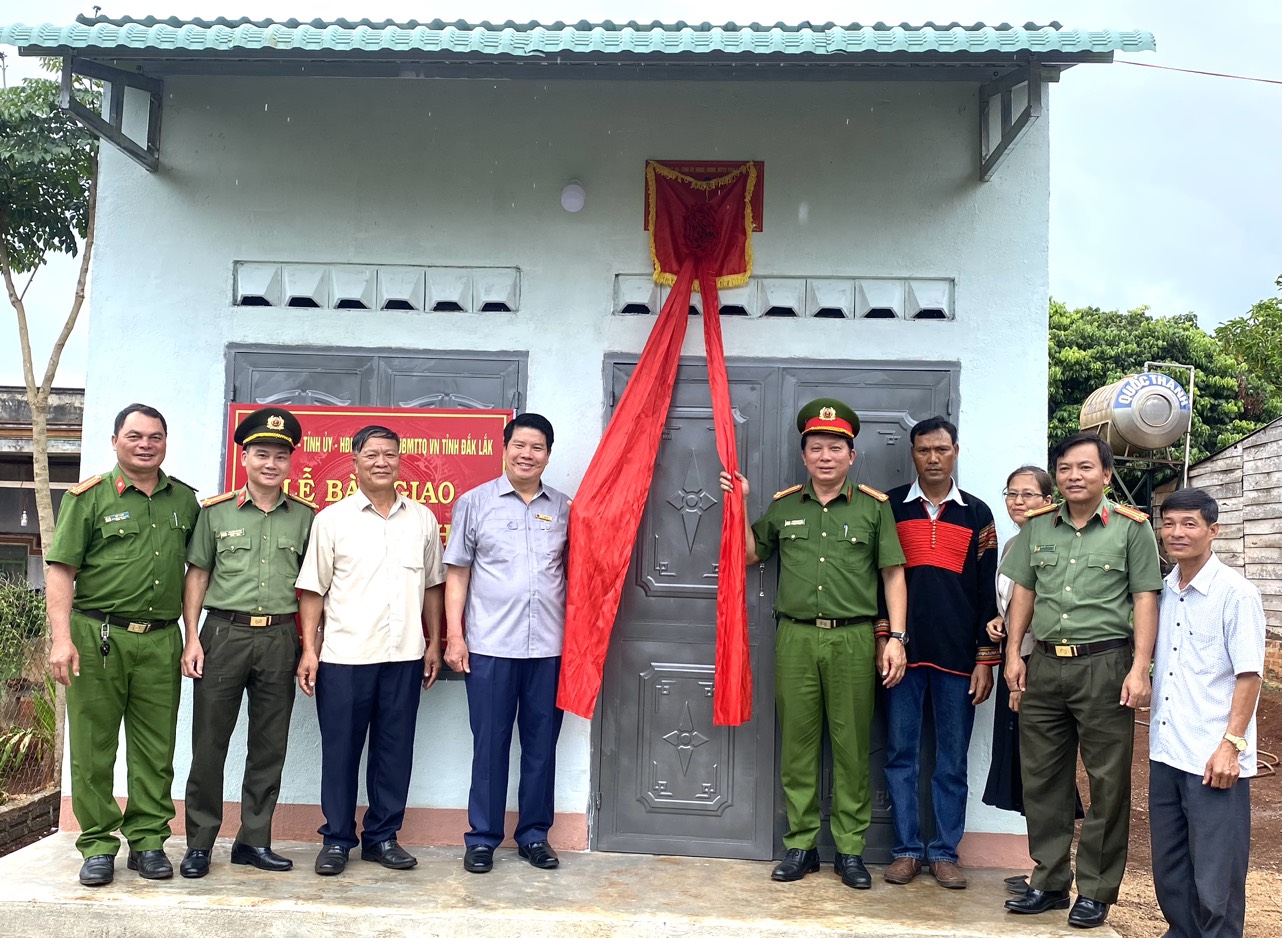 Công an huyện Ea H’Leo “về đích” sớm nhất bàn giao 86 căn nhà tặng hộ nghèo