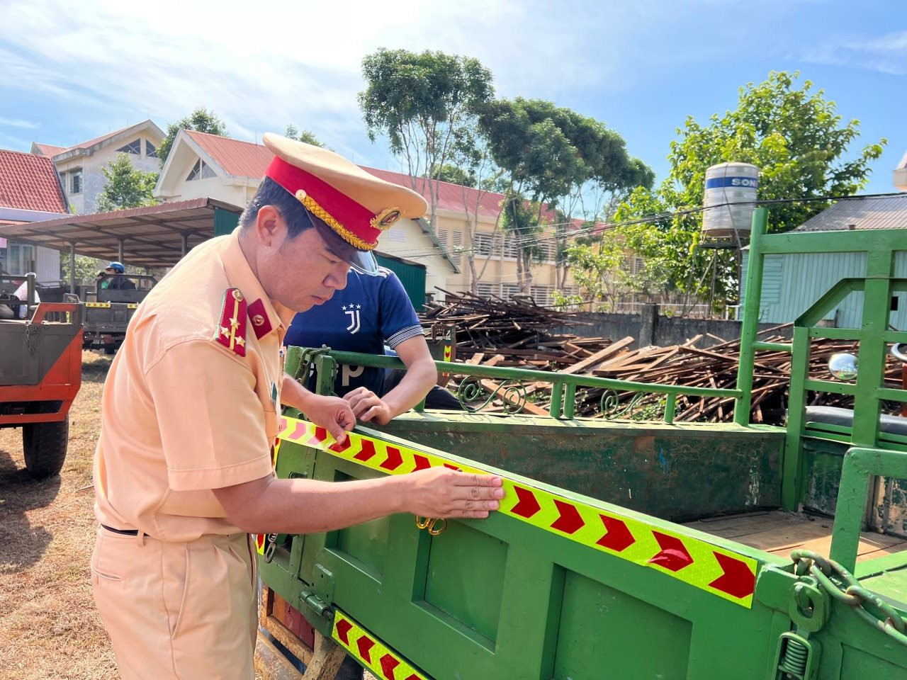 Công an huyện Krông Búk dán decal phản quang cho 3.580 xe máy cày