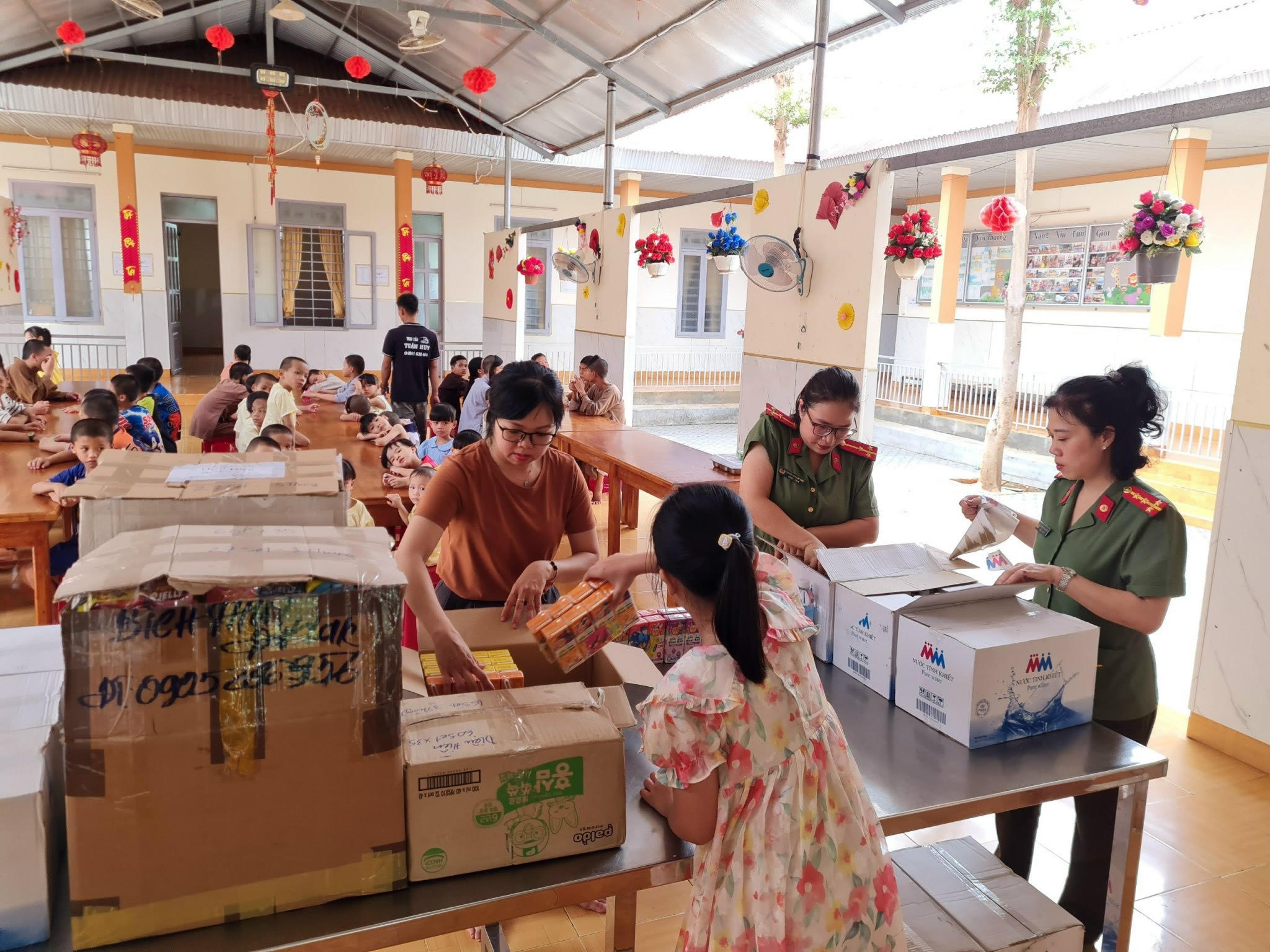 Tặng quà cho các cháu thiếu nhi có hoàn cảnh khó khăn trên địa bàn