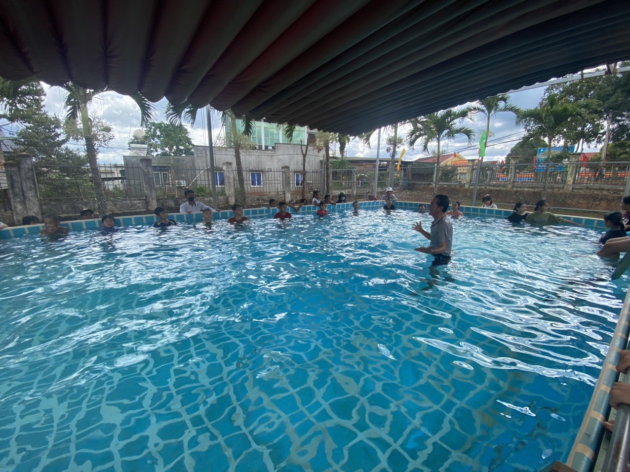 Khai mạc lớp dạy bơi và tập huấn kỹ năng miễn phí dành cho trẻ em có hoàn cảnh khó khăn