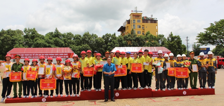 Hội thi nghiệp vụ chữa cháy và cứu nạn, cứu hộ “tổ liên gia an toàn phòng cháy chữa cháy” năm 2024