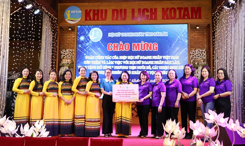 Trao 100 con dê sinh sản cải thiện sinh kế cho phụ nữ dân tộc thiểu số tỉnh Đắk Lắk