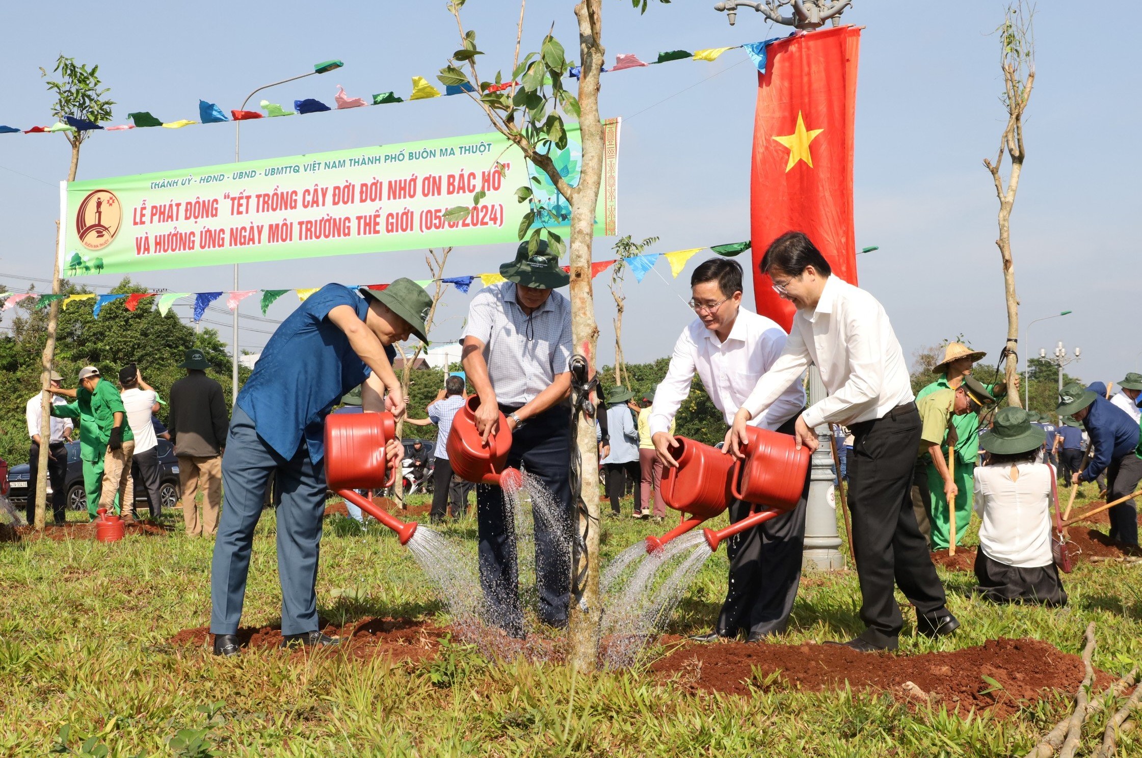 Phát động “Tết trồng cây đời đời nhớ ơn Bác Hồ” và hưởng ứng Ngày Môi trường thế giới 5/6