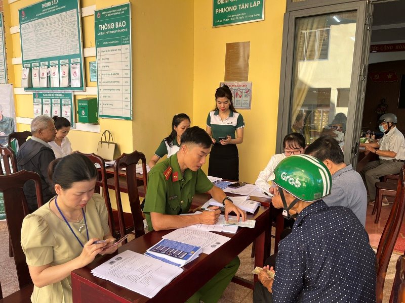 Ra quân vận động, khuyến khích người hưởng lương hưu, trợ cấp BHXH qua thẻ ATM