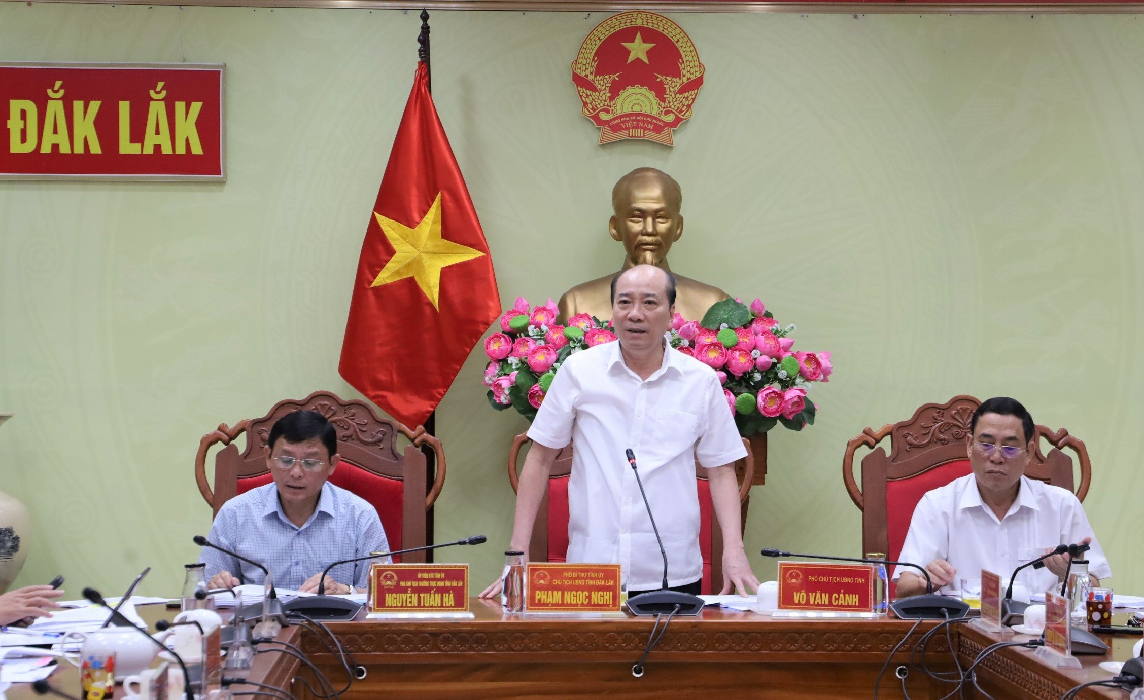 Thành viên UBND tỉnh góp ý, thông qua các nội dung trình Kỳ họp HĐND tỉnh