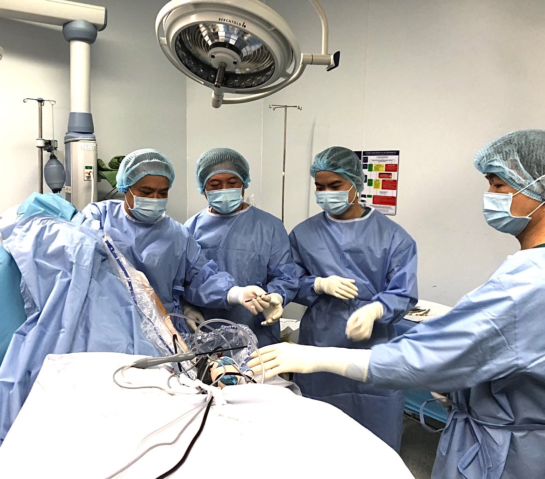 Bác sĩ Bệnh viện Chợ Rẫy hỗ trợ kỹ thuật mổ nội soi khớp vai phức tạp tại Đắk Lắk