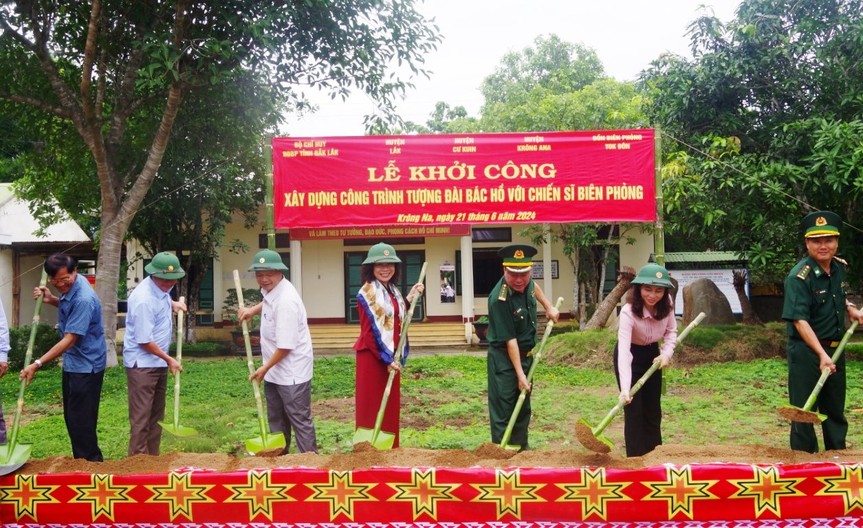 Tượng đài “Bác Hồ với chiến sĩ Biên phòng” thứ 6 được xây dựng trên biên giới Đắk Lắk