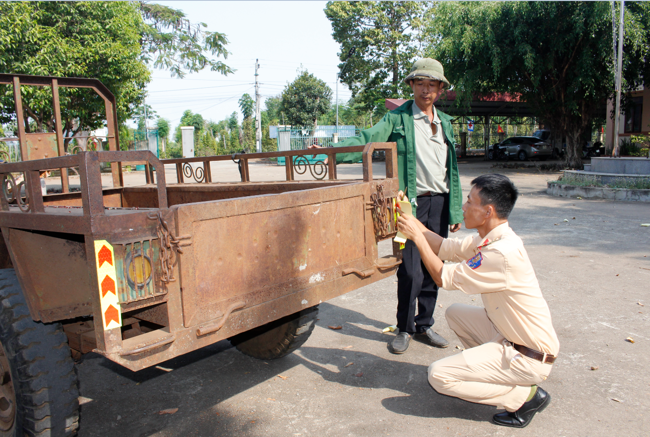 Công an huyện Buôn Đôn dán decal phản quang cho gần 1.180 xe máy cày