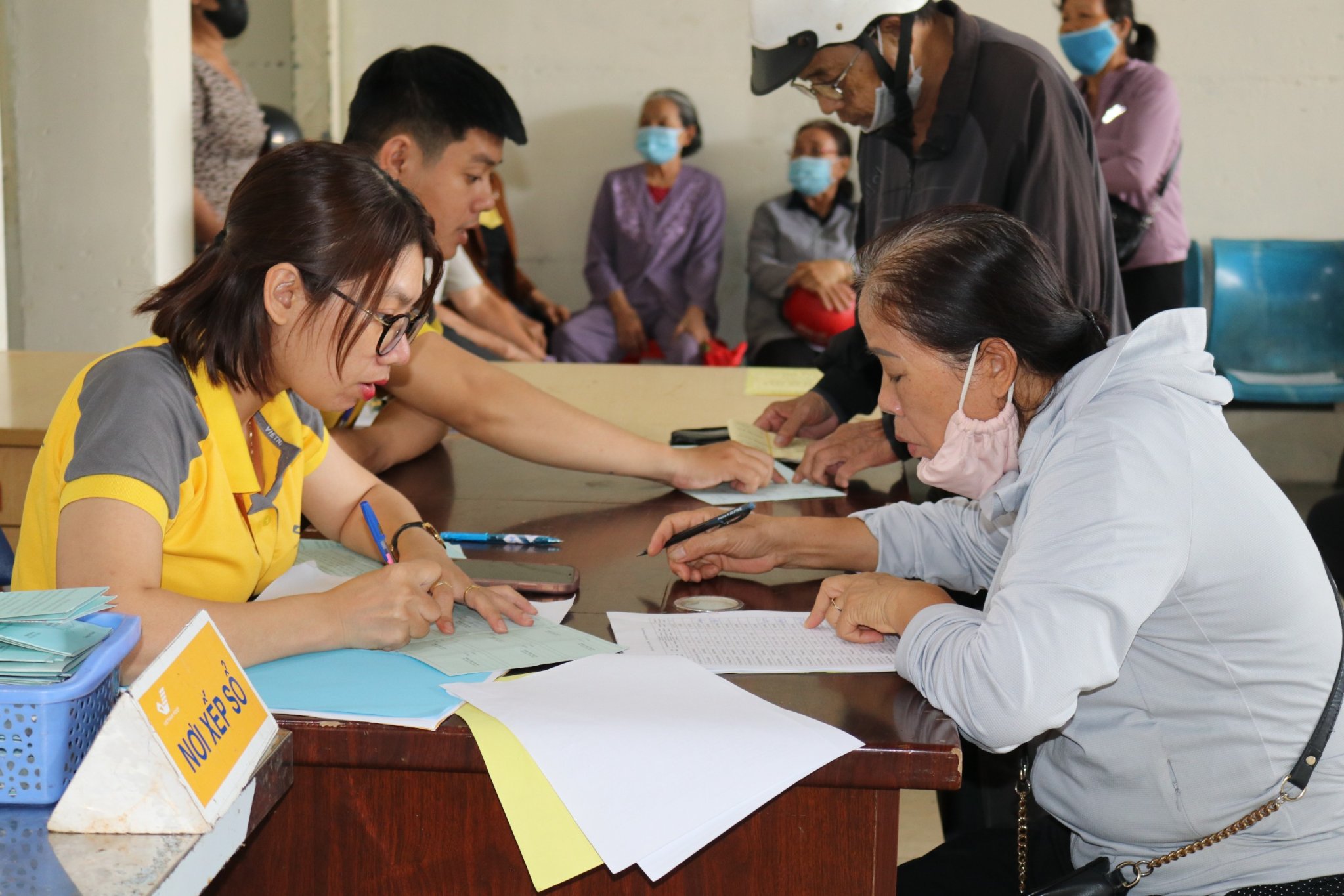 Bảo hiểm xã hội tỉnh Đắk Lắk chi trả lương hưu và trợ cấp BHXH theo mức mới cho 49.387 người