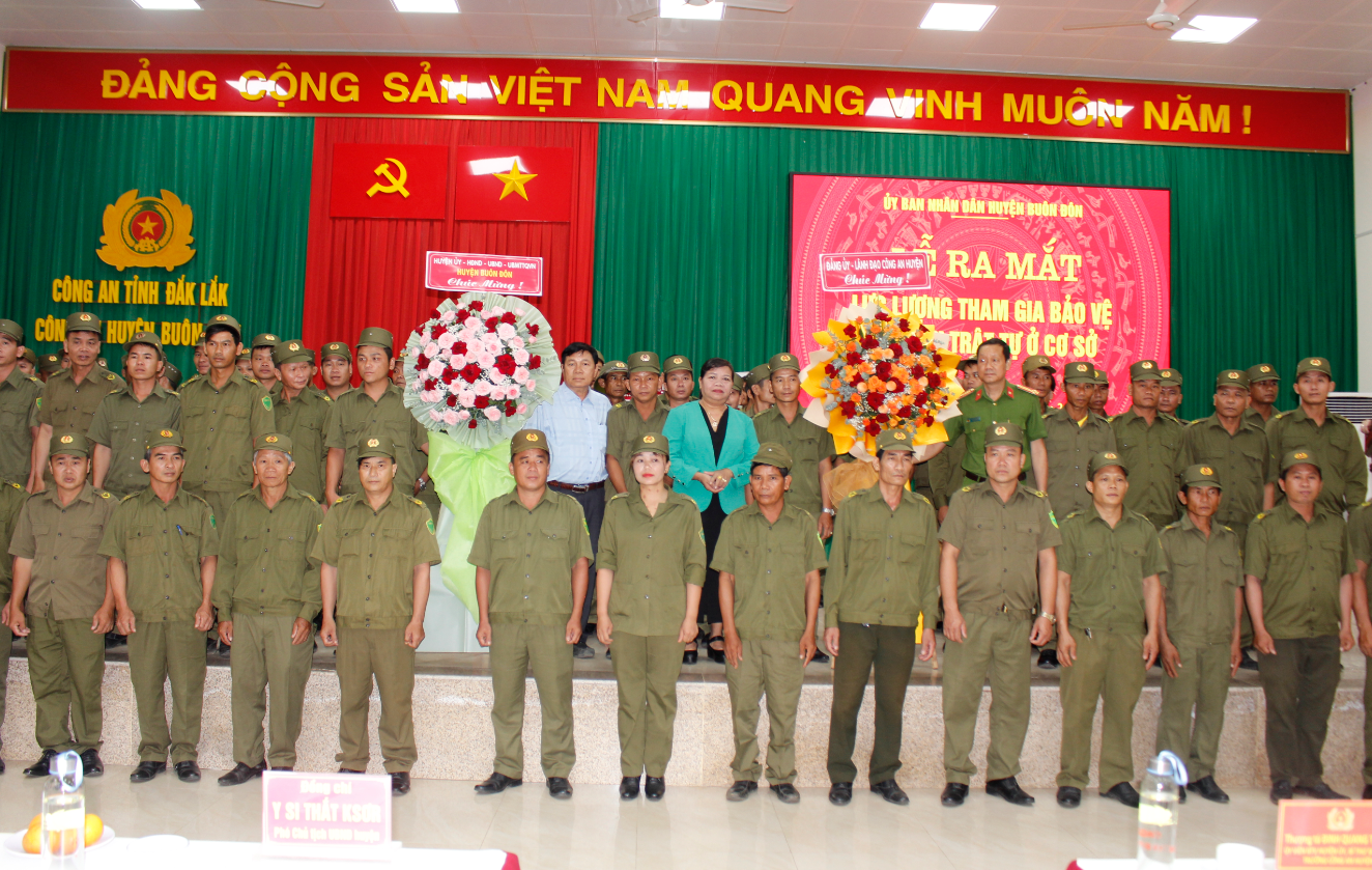 Huyện Buôn Đôn ra mắt lực lượng tham gia bảo vệ an ninh trật tự cơ sở