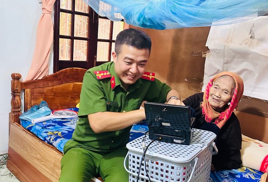 Công an tỉnh Đắk Lắk đến tận nhà hỗ trợ người dân làm thẻ căn cước