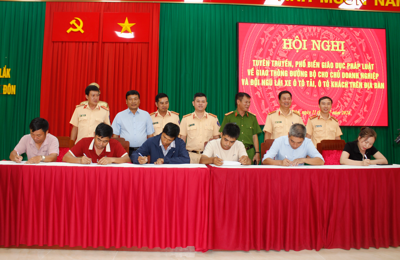 Tuyên truyền và ký cam kết chấp hành các quy định của pháp luật về giao thông đường bộ