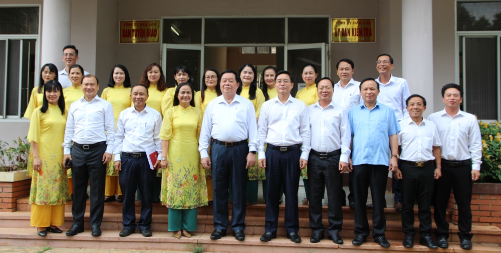 Đồng chí Nguyễn Trọng Nghĩa thăm, làm việc với Ban Tuyên giáo Tỉnh ủy và Bộ Chỉ huy Quân sự tỉnh