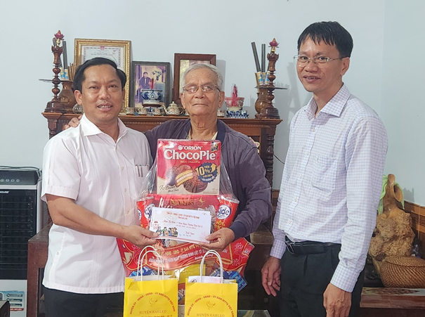 Bí thư Huyện ủy Ea H’leo Bun Thó Lào thăm, tặng quà gia đình chính sách nhân Ngày Thương binh - Liệt sỹ