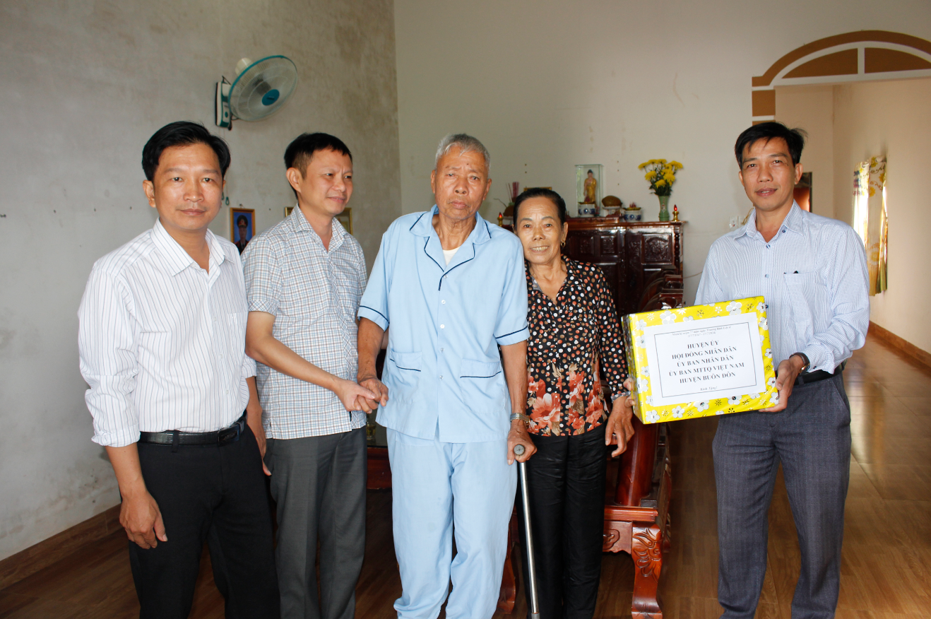 Lãnh đạo huyện Buôn Đôn thăm và tặng quà người có công, gia đình chính sách tiêu biểu
