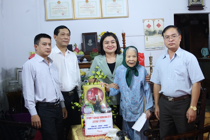 Lãnh đạo tỉnh thăm, tặng quà người có công, gia đình chính sách tại huyện Ea Kar