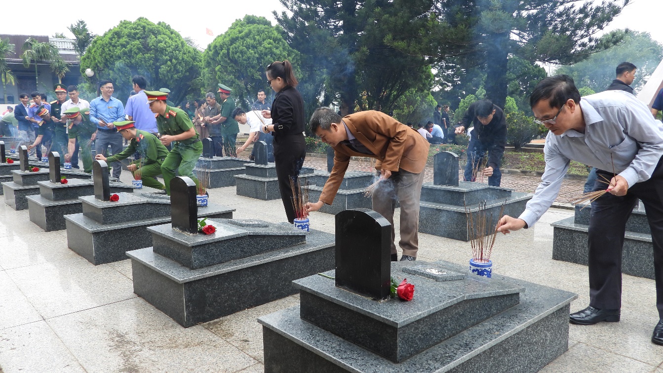 Huyện Ea H’Leo tổ chức lễ viếng nghĩa trang liệt sỹ