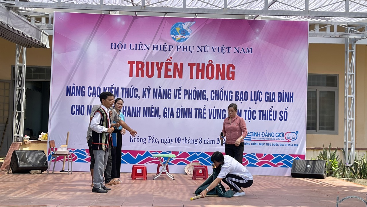 Truyền thông về phòng chống bạo lực gia đình cho thanh niên và gia đình trẻ  vùng dân tộc thiểu số