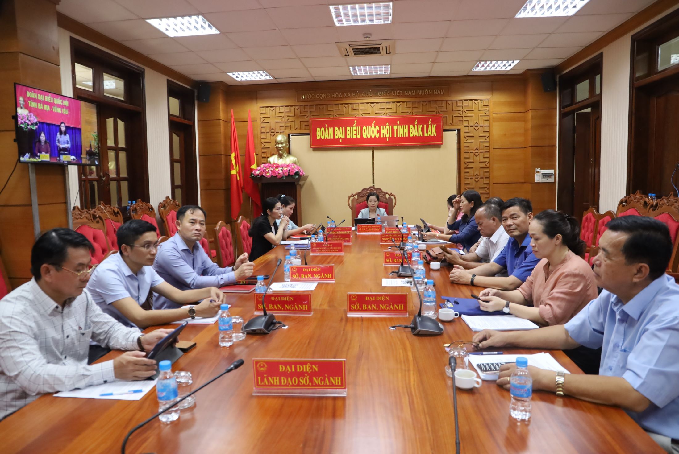 Chất vấn và trả lời chất vấn các lĩnh vực tư pháp; nội vụ; an ninh, trật tự, an toàn xã hội; thanh tra; tòa án; kiểm sát