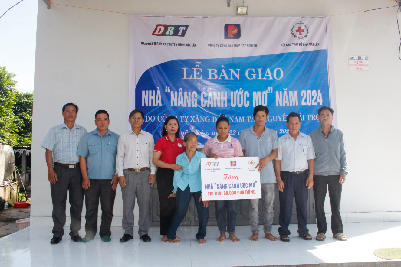 Trao tặng nhà Nâng cánh ước mơ cho hộ nghèo