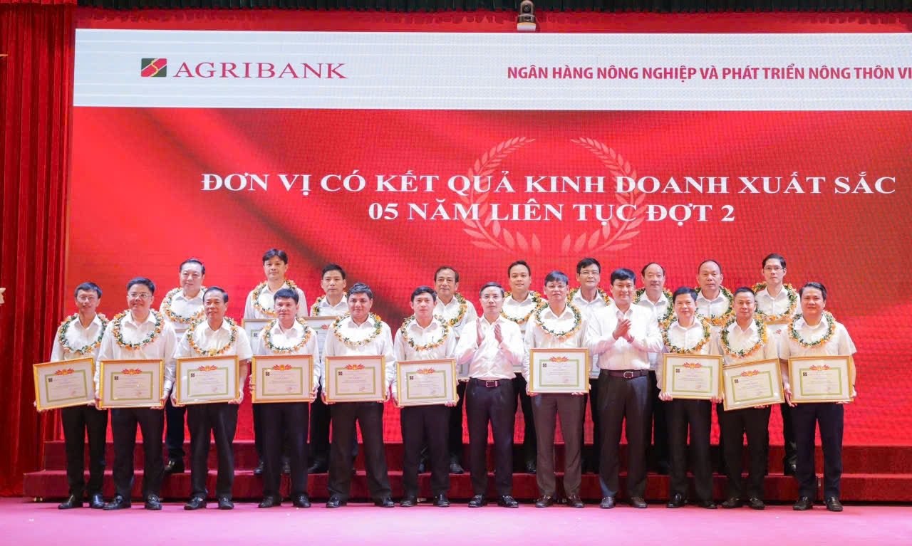 Agribank Đắk Lắk được vinh danh đơn vị có kết quả kinh doanh xuất sắc 5 năm liên tục