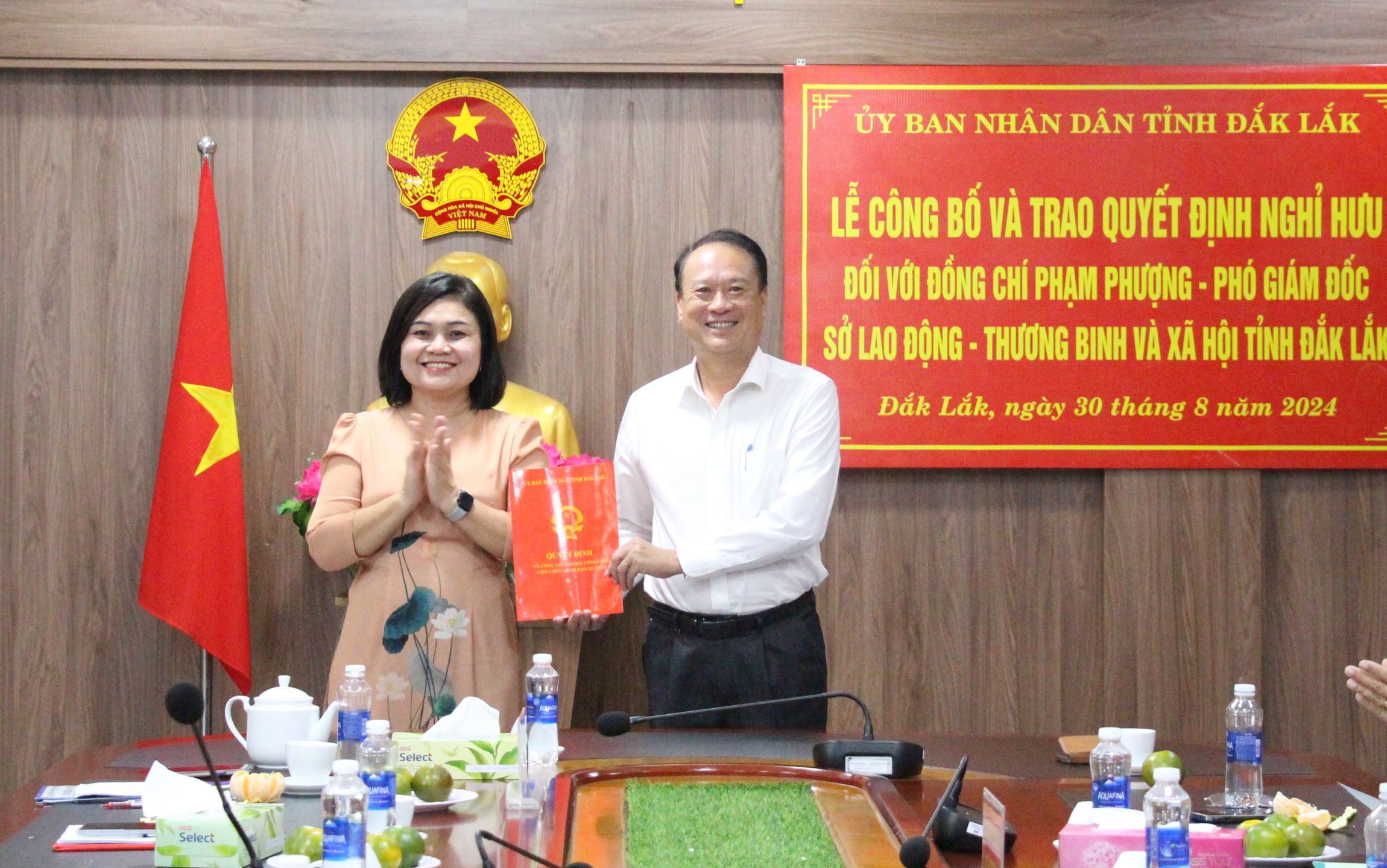 Công bố và trao quyết định nghỉ hưu cho Phó Giám đốc Sở Lao động, Thương binh và Xã hội