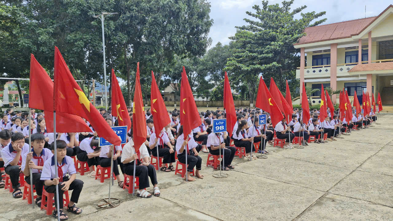 Gần 20.000 học sinh huyện M’Drắk hân hoan chào đón năm học mới