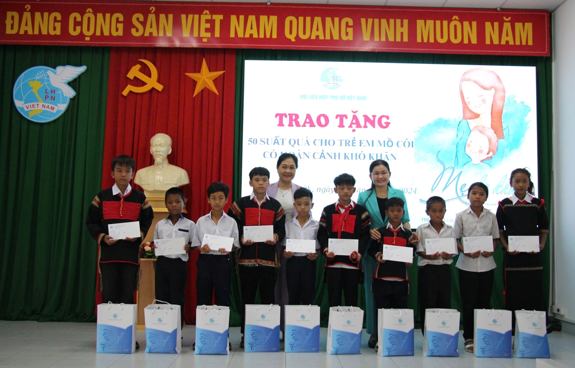 Gặp mặt, tặng quà cho trẻ em mồ côi nhân dịp năm học mới 2024 – 2025