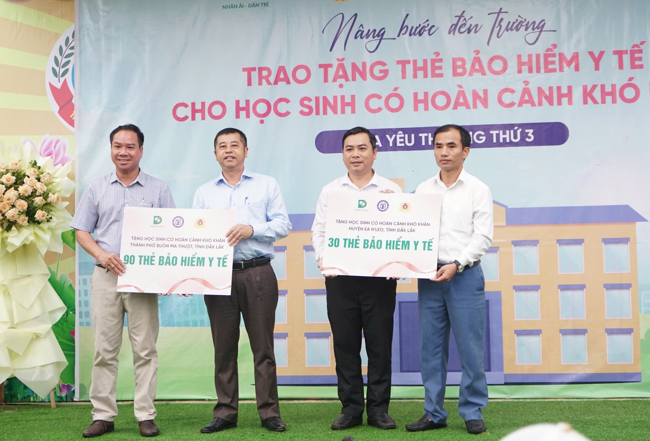 Trao tặng thẻ Bảo hiểm y tế cho học sinh có hoàn cảnh khó khăn