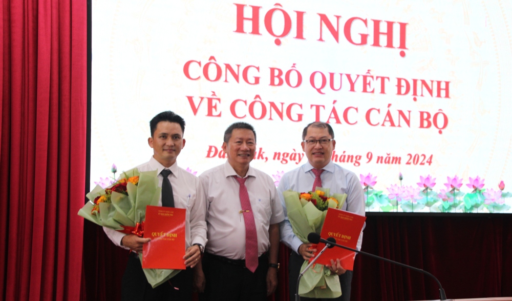 Công bố quyết định về công tác cán bộ