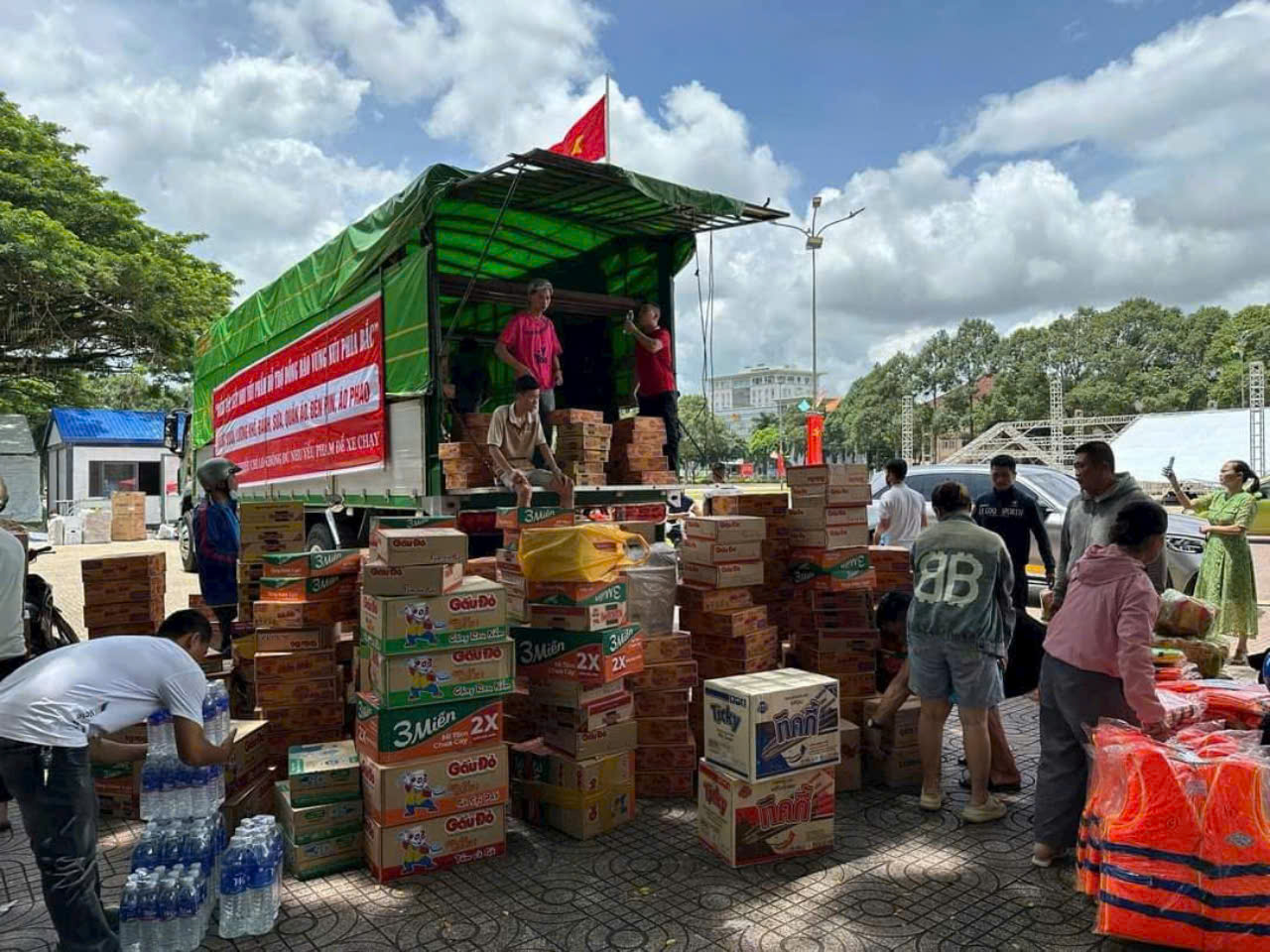 Người dân Đắk Lắk chung tay hướng về đồng bào miền Bắc