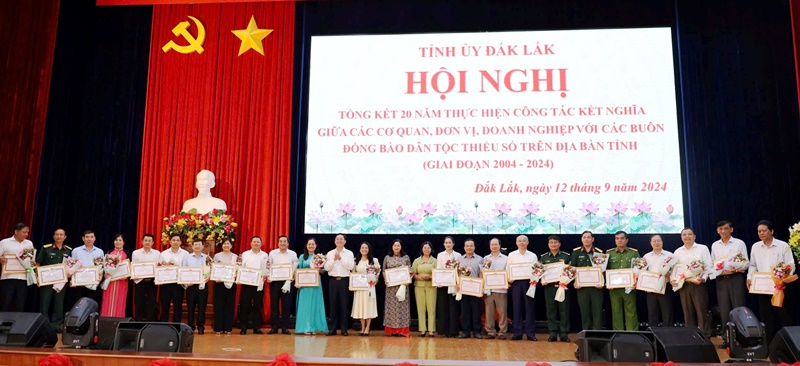 Tỉnh ủy Đắk Lắk tổng kết 20 năm thực hiện công tác kết nghĩa các cơ quan, đơn vị với buôn đồng bào dân tộc thiểu số giai đoạn 2004-2024.