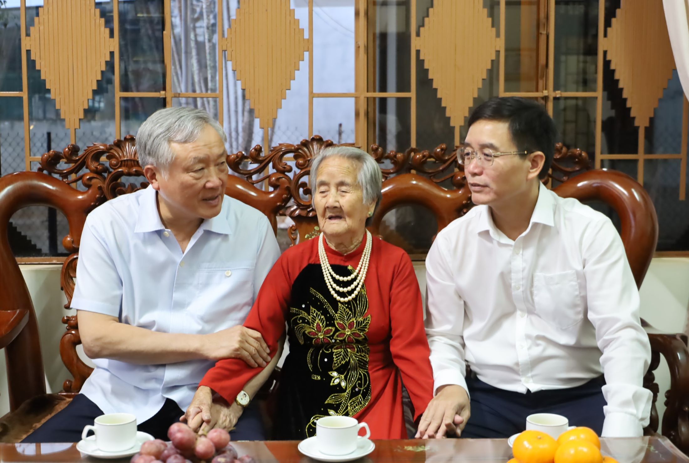 Phó Thủ tướng Thường trực Chính phủ Nguyễn Hòa Bình thăm và tặng quà Mẹ Việt Nam Anh hùng