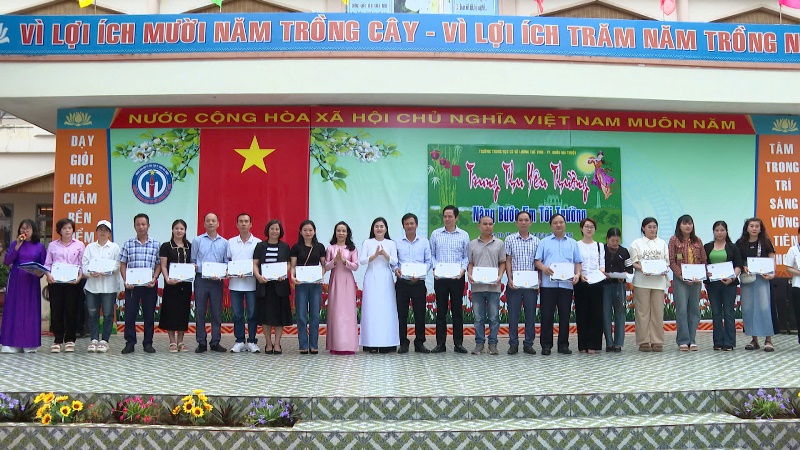 Trường Trung học cơ sở Lương Thế Vinh trao tặng 55 thẻ bảo hiểm y tế cho học sinh có hoàn cảnh khó khăn