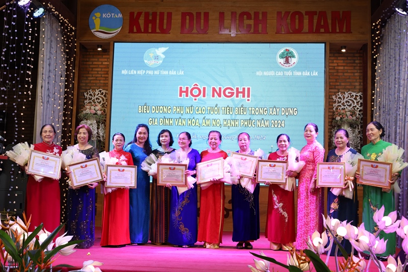 Biểu dương 30 phụ nữ cao tuổi tiêu biểu trong xây dựng gia đình văn hoá, ấm no, hạnh phúc