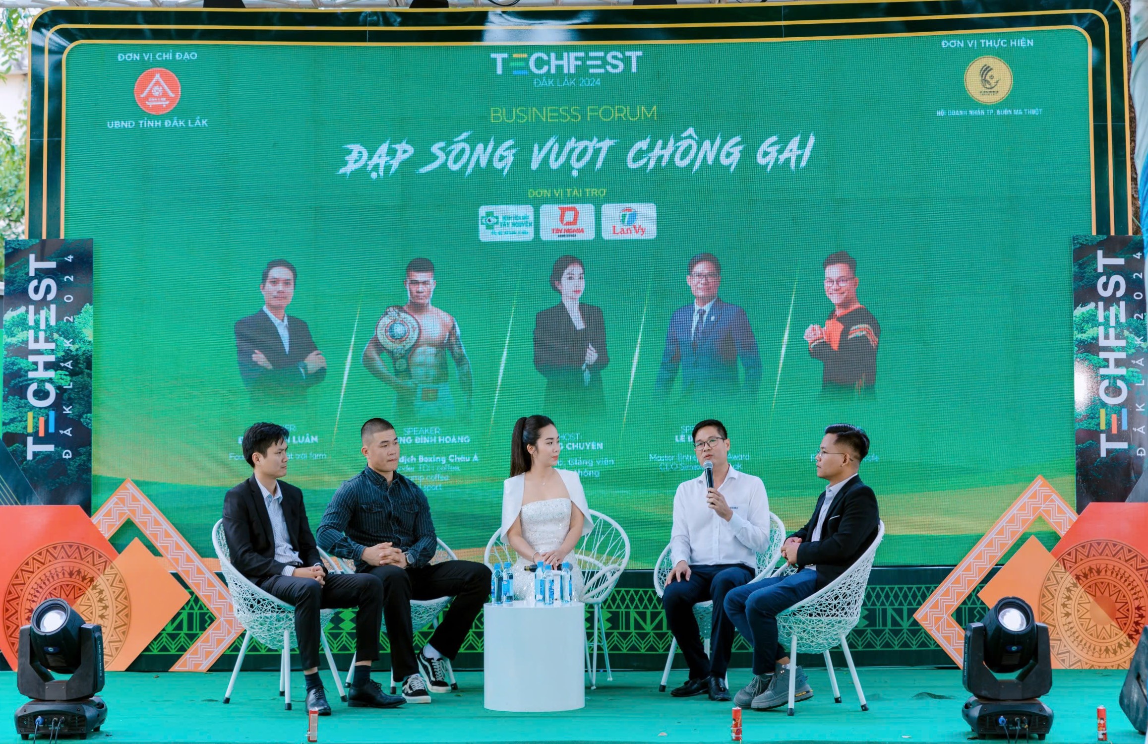 Tọa đàm “Đạp sóng vượt chông gai”