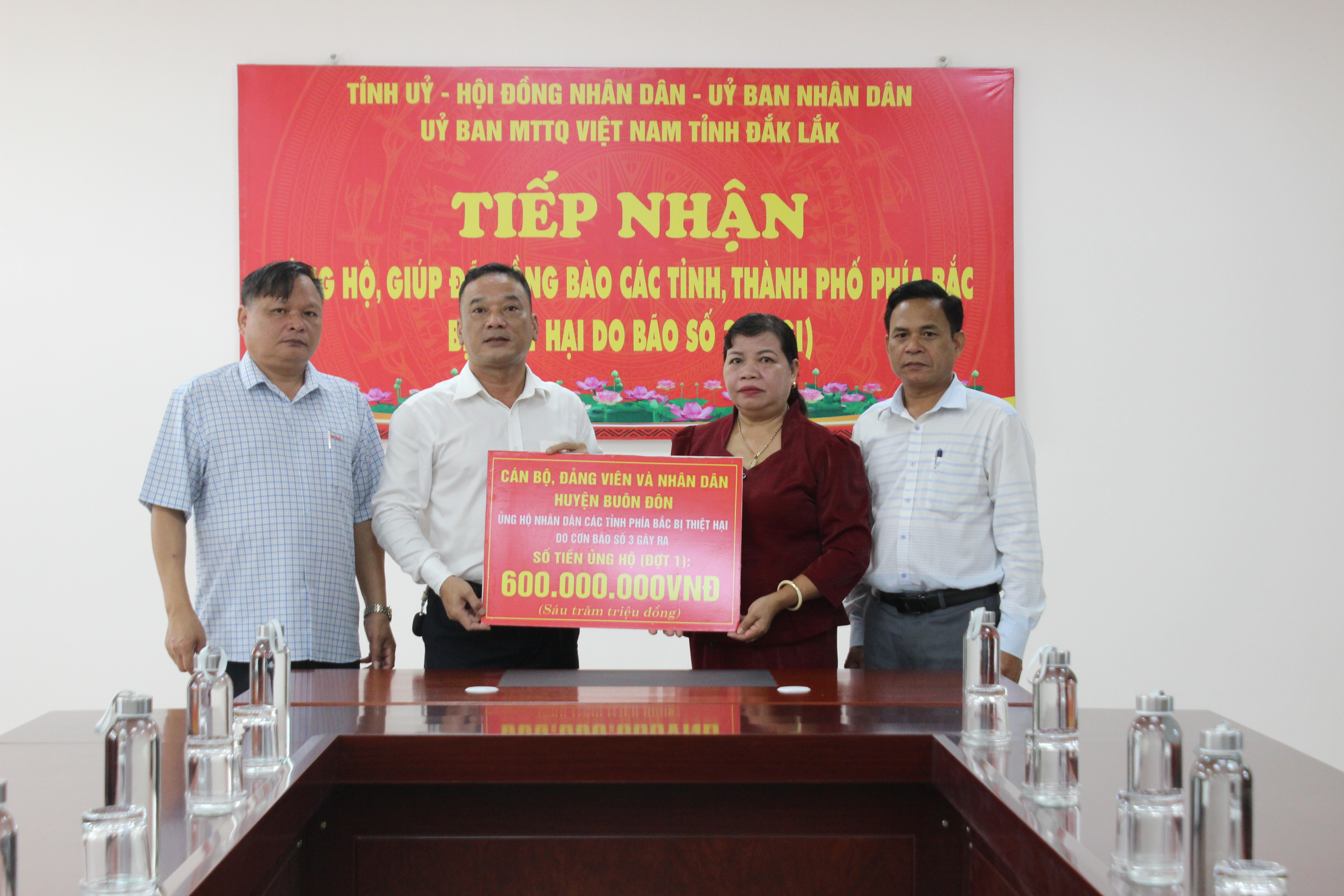 Huyện Buôn Đôn ủng hộ 600 triệu đồng cho đồng bào bị thiệt hại do bão số 3 gây ra
